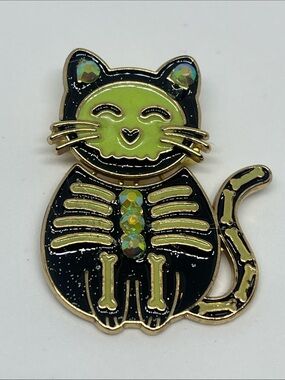 Green & Black Cat Medal Brooch - Decorative Pet-Themed Accessory Hand Crafted